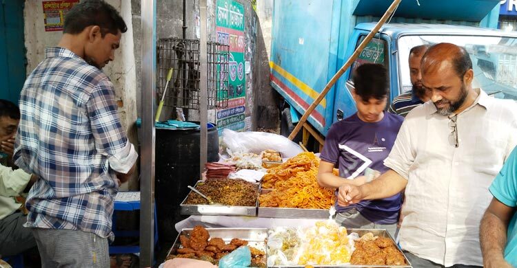 মতিঝিল-পল্টনের অলিগলিতে ইফতার, ভাজা-পোড়া বেশি