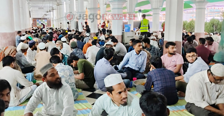 আন্দরকিল্লা শাহী মসজিদ: যেখানে ইফতারে মুছে যায় সামাজিক ভেদাভেদ