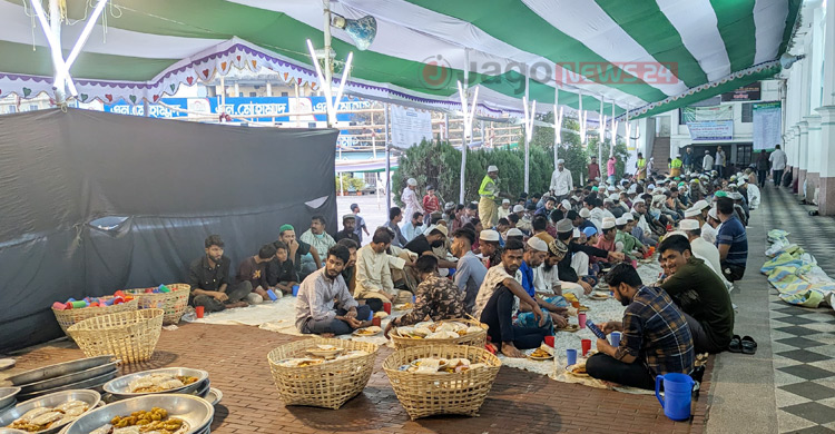 আন্দরকিল্লা শাহী মসজিদ: যেখানে ইফতারে মুছে যায় সামাজিক ভেদাভেদ