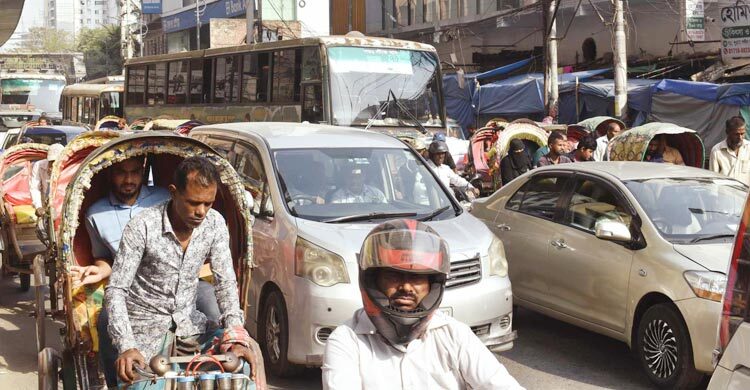 প্রিয়জনের সঙ্গে ইফতার করতে সড়কে যুদ্ধ নগরবাসীর