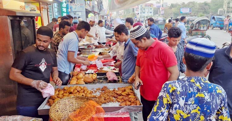 বাহারি আয়োজনে সরগরম ফেনীর ইফতার বাজার, দুপুর থেকেই ক্রেতাদের ভিড়