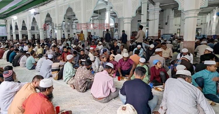 আন্দরকিল্লা শাহী মসজিদ: যেখানে ইফতারে মুছে যায় সামাজিক ভেদাভেদ