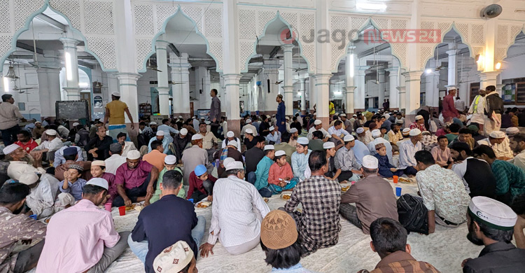 আন্দরকিল্লা শাহী মসজিদ: যেখানে ইফতারে মুছে যায় সামাজিক ভেদাভেদ