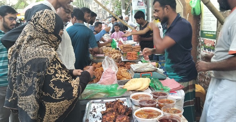 রমজানে ইফতারি বিক্রি করে ক্ষুদ্র ব্যবসায়ীদের বাড়তি আয়ের সুযোগ