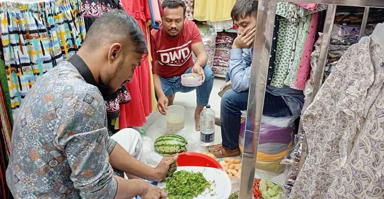 ‘পরিবারের সঙ্গে সুযোগ হয় না, মালিক-কর্মচারী একসঙ্গে ইফতার করি’