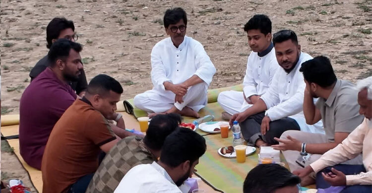 গোমতীর চরে যুবকদের সঙ্গে কৃষিমন্ত্রীর ইফতার