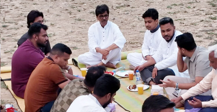 গোমতীর চরে যুবকদের সঙ্গে কৃষিমন্ত্রীর ইফতার