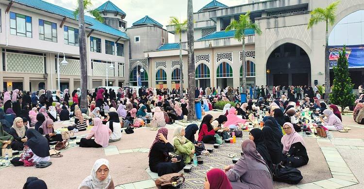 আইআইইউএমে দেড় হাজার শিক্ষার্থীর মিলনমেলা