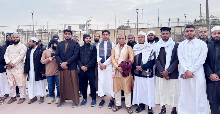 মিশরের কামানের ধ্বনি ও দেশীয় খাবারে আল-আজহার প্রাঙ্গণে ইফতার