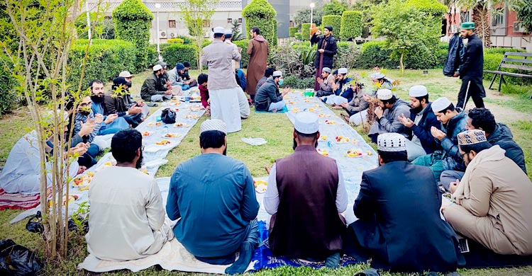 আল-আজহার বিশ্ববিদ্যালয়ে বাংলাদেশি শিক্ষার্থীদের ইফতার
