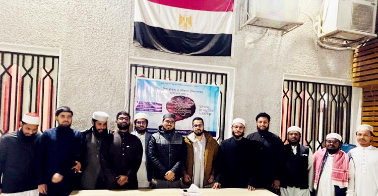 মিশরের কামানের ধ্বনি ও দেশীয় খাবারে আল-আজহার প্রাঙ্গণে ইফতার