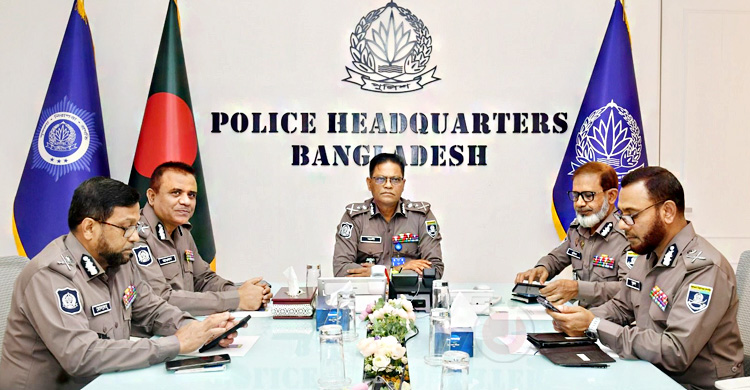 ঈদ ঘিরে কড়া নিরাপত্তা, মাঠে র&zwj;্যাব-পুলিশের টহল-চেকপোস্ট