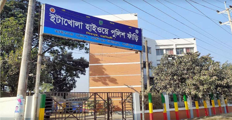 নরসিংদীতে বাসচাপায় অটোরিকশাচালকসহ নিহত ৩