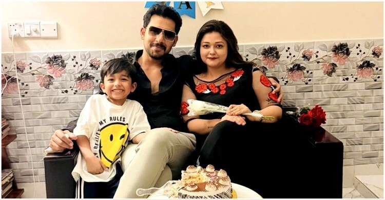 জাহের আলভীর পরকীয়ার বলি হলেন ইকরা, শাস্তির দাবিতে এফডিসিতে মানববন্ধন