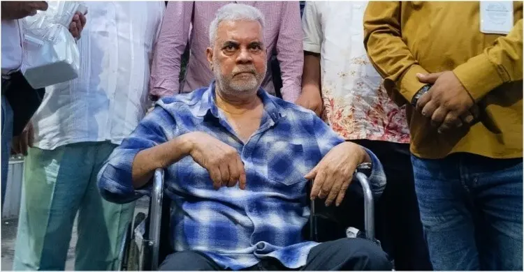 ক্যানসারে দুর্বল শরীর, ১৫ মাস পর দেশে ফিরে দোয়া চাইলেন ইলিয়াস কাঞ্চন