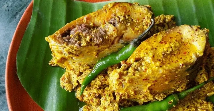 বৈশাখে বাড়িতে করুন কলাপাতায় ভাপা ইলিশ