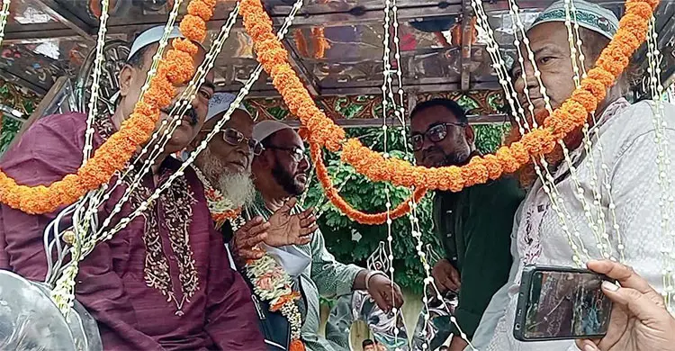 এক মসজিদেই ৫০ বছর ইমামতি, প্রিয় ইমামকে রাজকীয় বিদায়