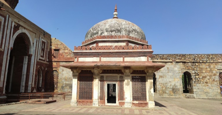 ঘুরে এলাম নয়াদিল্লির ইমাম জামিনের মাজার