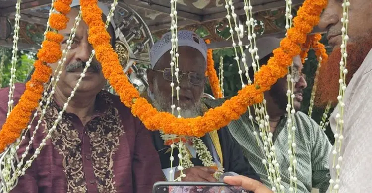 এক মসজিদেই ৫০ বছর ইমামতি, প্রিয় ইমামকে রাজকীয় বিদায়