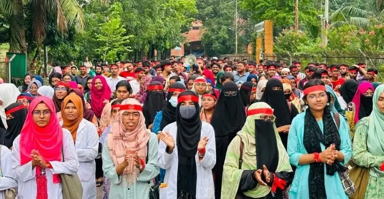 টানা ১০ দিনের মতো আন্দোলনে ভেটেরিনারি মেডিসিনের শিক্ষার্থীরা