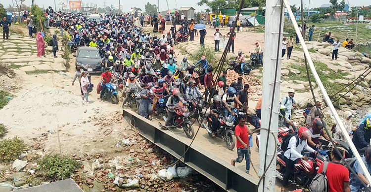 দুই ফেরিতে মোটরসাইকেল পারাপার, ভাড়া ১৫০