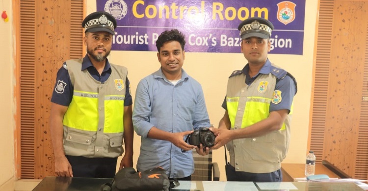 পর্যটকের হারানো ক্যামেরা-মালামাল উদ্ধার করে দিলো ট্যুরিস্ট পুলিশ