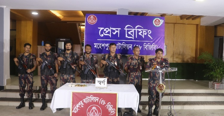 সাড়ে ৫ কেজি স্বর্ণের বার ফেলে মোটরসাইকেলে পালালেন যুবক