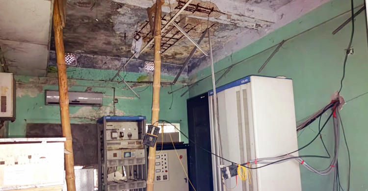 কাজীপুরে টেলিফোন ভবনের পলেস্তারা আটকাতে বাঁশের খুঁটি