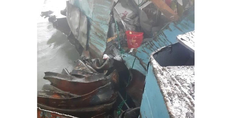 ঘন কুয়াশায় চাঁদপুরে কার্গো-লঞ্চ মুখোমুখি সংঘর্ষ