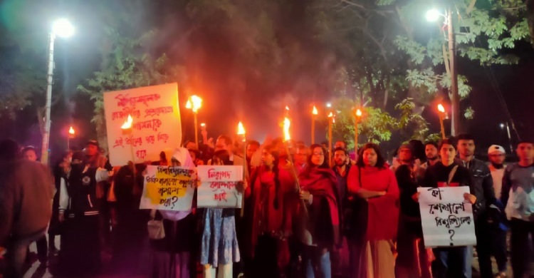 জাবিতে ধর্ষণকাণ্ডে জড়িতদের শাস্তি দাবিতে মশাল মিছিল