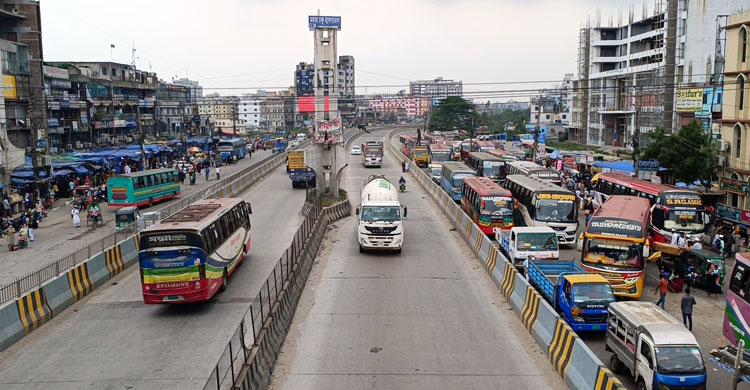 ঢাকা-চট্টগ্রাম মহাসড়কে বেড়েছে যাত্রীর চাপ