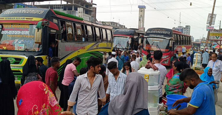 ঢাকা-চট্টগ্রাম মহাসড়কে বেড়েছে যাত্রীর চাপ
