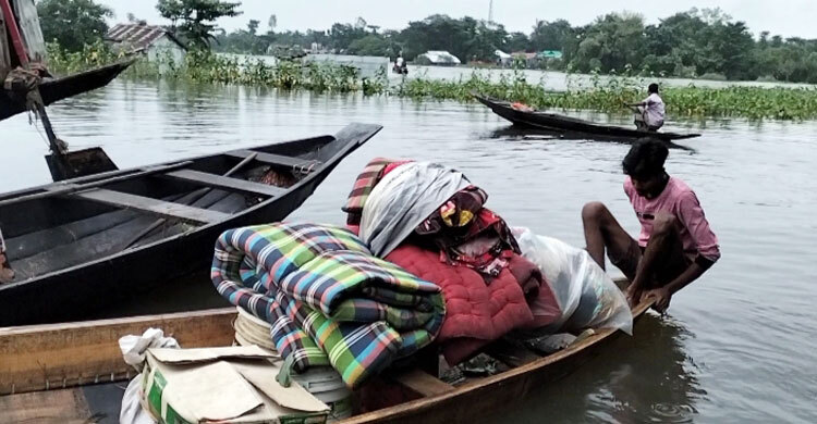 ঘরবাড়ি ফেলে আশ্রয়কেন্দ্রে ছুটছেন মানুষ
