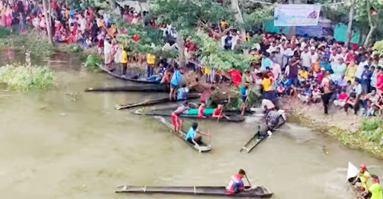 ফরিদপুরে ডোঙা বাইচ দেখতে মানুষের ভিড়