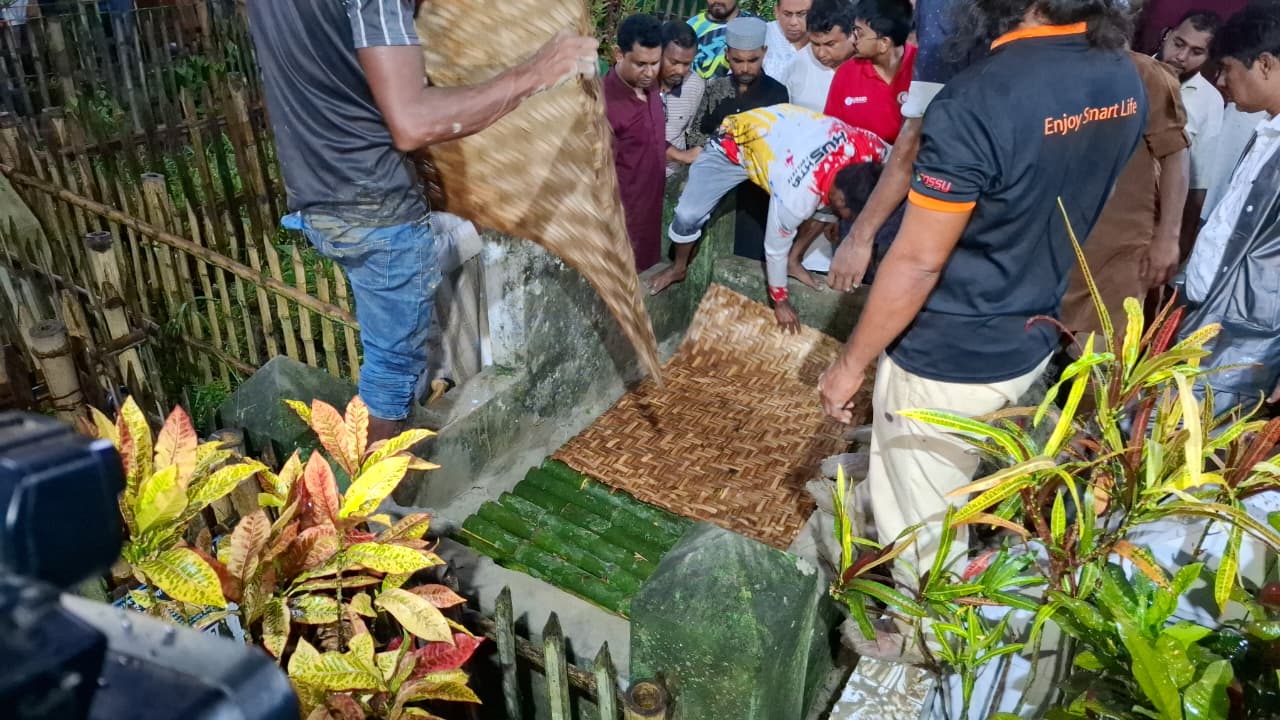 ফরিদা পারভীনের সমাধি থেকে যা বললেন ফরহাদ মজহার