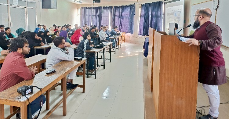 নগর জীবনে স্মার্টফোনে বদলাচ্ছে যোগাযোগের ধরন