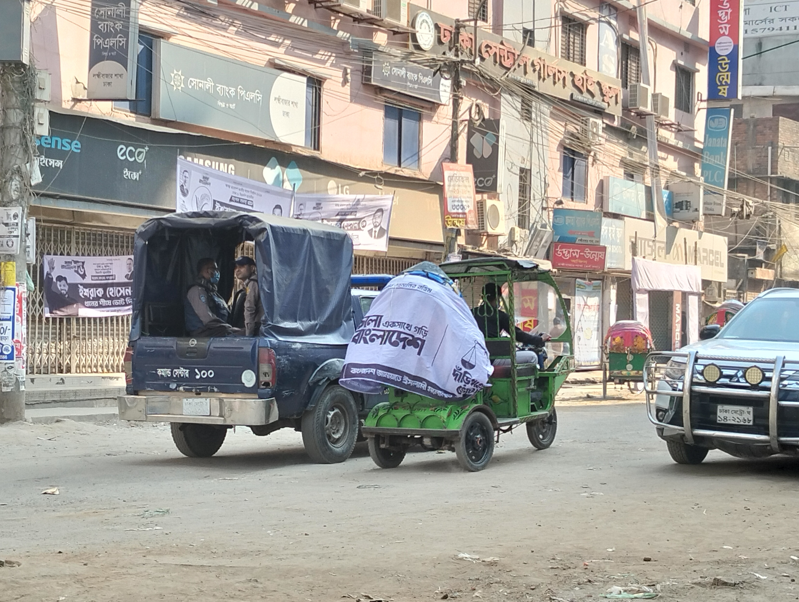প্রার্থীদের সমর্থক দিচ্ছেন ভোটারদের রিকশা সুবিধা