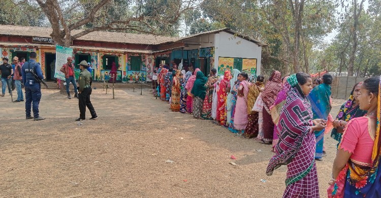 নারী ভোটারদের দীর্ঘ লাইন, চার ঘণ্টায় ২৮ শতাংশ ভোট পড়েছে