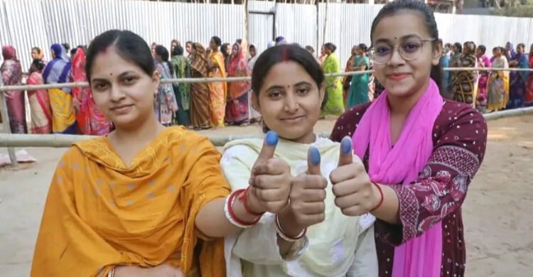 ভোট দিয়ে উচ্ছ্বসিত নারীরা