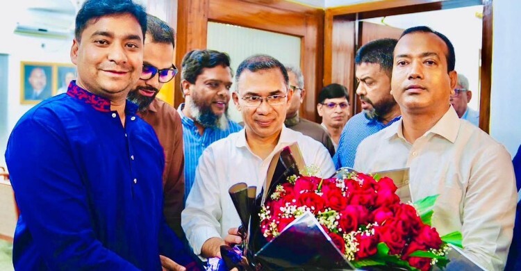 তারেক রহমানকে ফুলেল শুভেচ্ছা জানালো ছাত্রদল