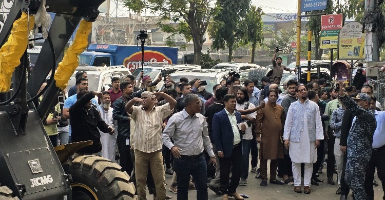 চট্টগ্রামকে বিলবোর্ডমুক্ত করার ঘোষণা, কাজীর দেউরীতে উচ্ছেদ অভিযান শুরু