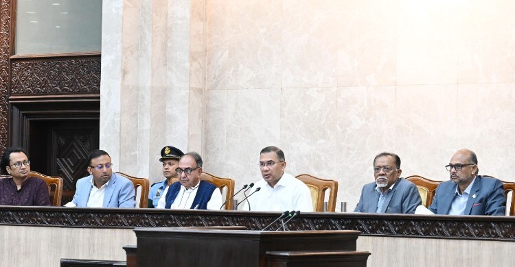 ছুটির দিনেও অফিসে প্রধানমন্ত্রী তারেক রহমান