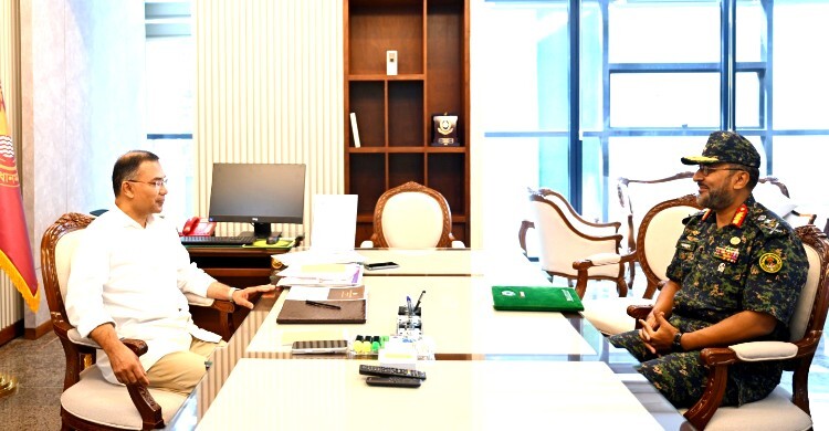 প্রধানমন্ত্রীর সঙ্গে আনসার ও ভিডিপি মহাপরিচালকের সাক্ষাৎ