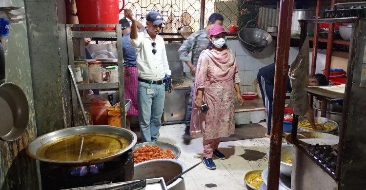 চট্টগ্রামে অস্বাস্থ্যকর পরিবেশে ইফতারি তৈরি, লাখ টাকা জরিমানা