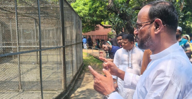 চিড়িয়াখানায় প্রকৃত অবস্থা দেখতে টিকিট কেটে প্রবেশ প্রতিমন্ত্রী টুকুর