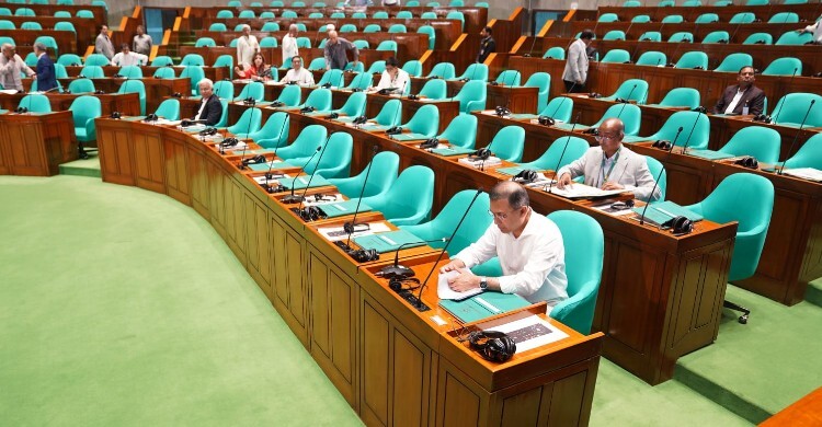 সংসদ অধিবেশন শুরুর পাঁচ মিনিট আগেই নিজ আসনে প্রধানমন্ত্রী