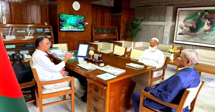 সাক্ষাৎ শেষে বিরোধীদলীয় নেতাকে এগিয়ে দিলেন প্রধানমন্ত্রী