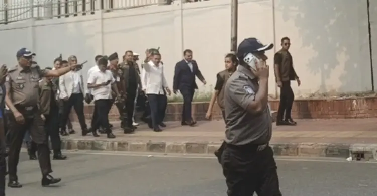 সচিবালয় থেকে হেঁটে ওসমানী স্মৃতি মিলনায়তনে গেলেন প্রধানমন্ত্রী