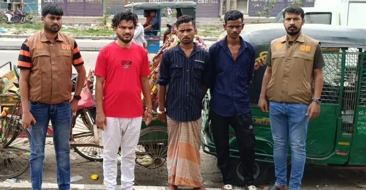 ঢাকায় ডিবির বিশেষ অভিযান, অটোরিকশাসহ গ্রেফতার ৩