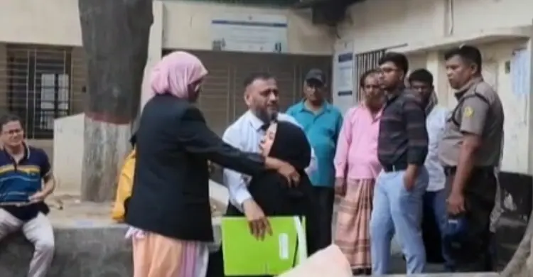 সাংবাদিকদের ভিডিও ধারণে আইনজীবীদের বাধা, ফোন কেড়ে নেওয়ার চেষ্টা